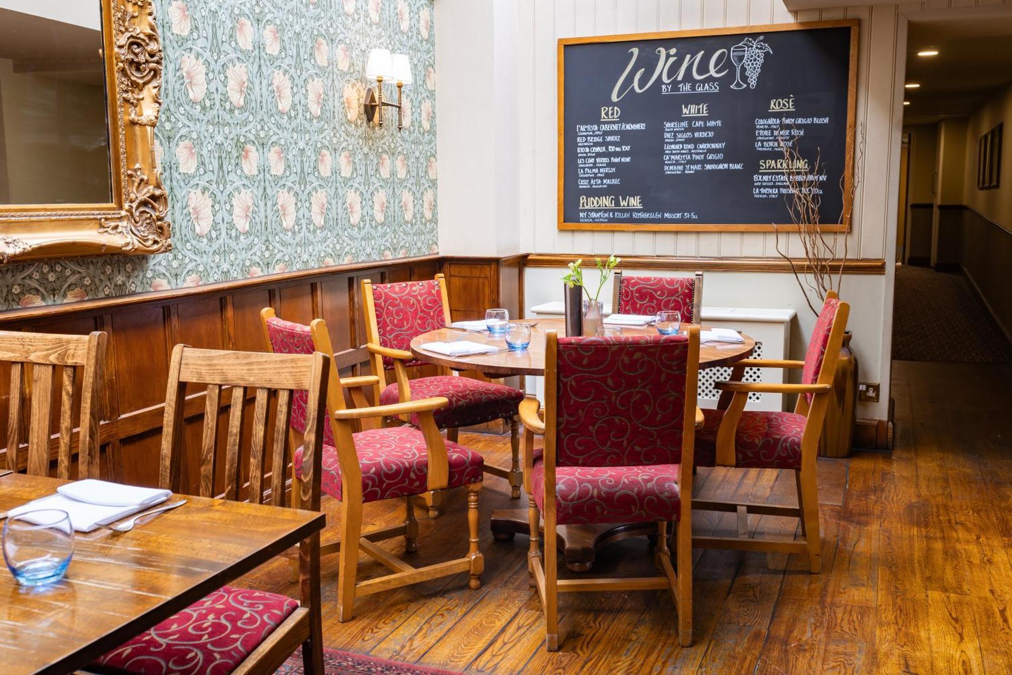 The Red Lion 3* Hillingdon