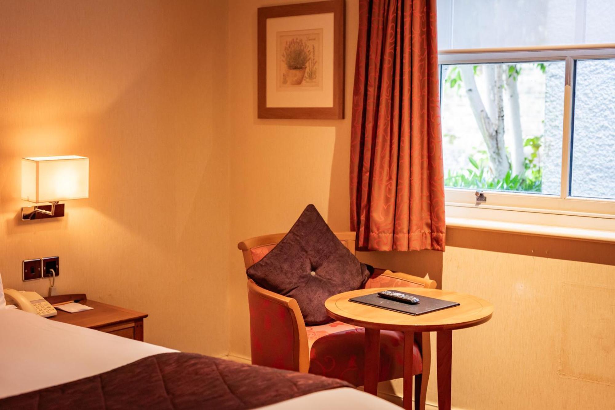 The Red Lion 3* Hillingdon